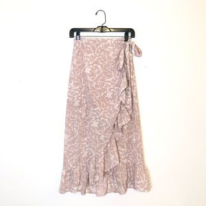 5 for $25 ⭐️Blush Floral Wrap Skirt